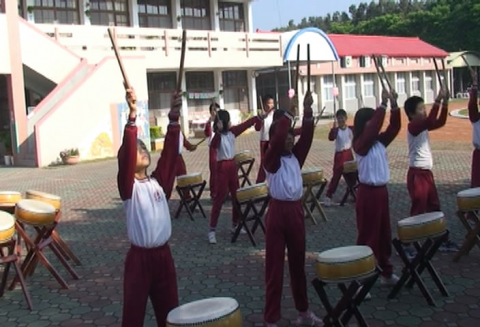 100_1204運動會表演_中年級太鼓 pic
