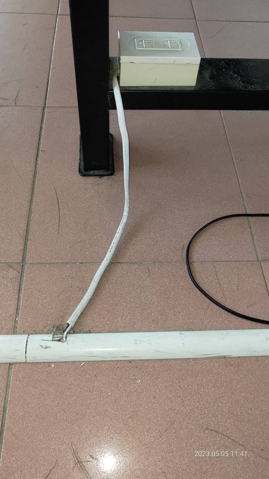 南側分組桌1電線斷掉.2插座盒破損，報修中。