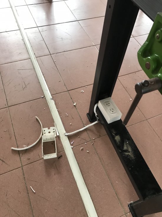 南側分組桌1電線斷掉.2插座盒破損，報修中。