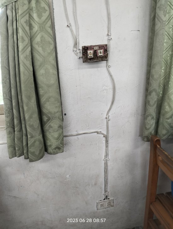 105教室牆壁電線疑似有電流流出