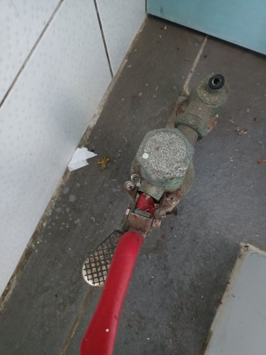 學務處旁廁所右邊數來第2間的沖水器壞掉
