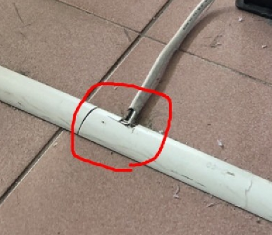 工作桌旁電線斷掉
