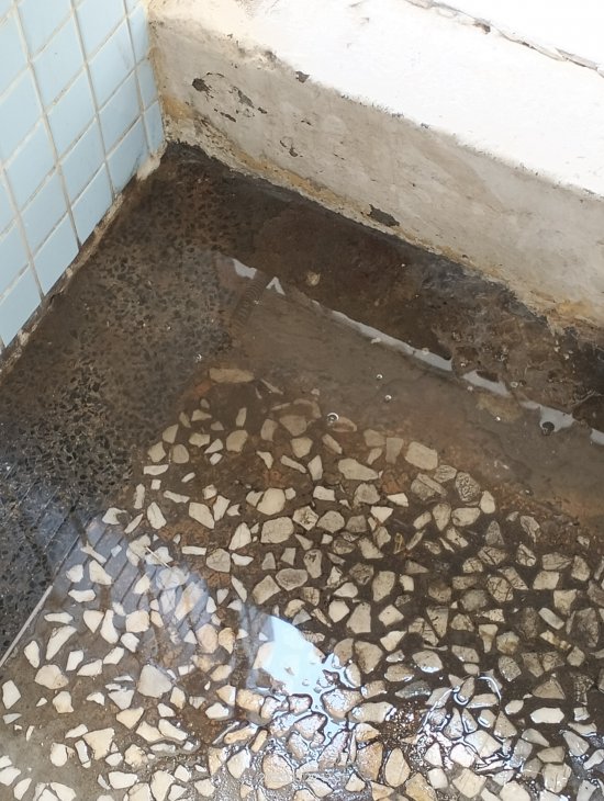 105旁洗手台水管漏水