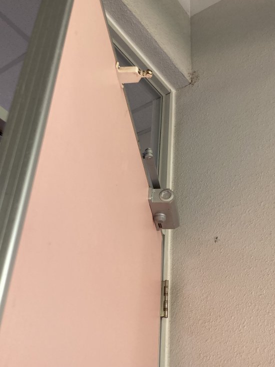 教室後門無法打開
