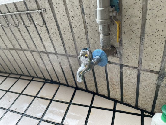 教務處前洗手台水龍頭把手損壞