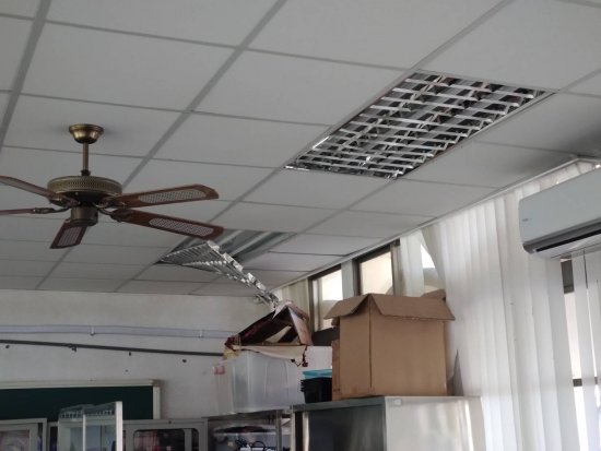 美髮教室燈罩脫落