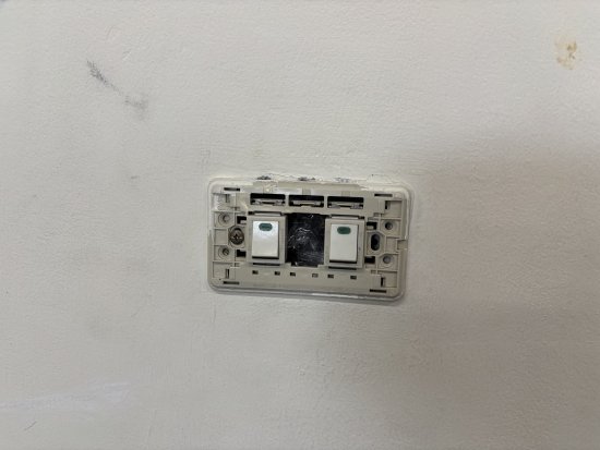 插座損壞及少插座蓋