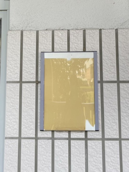 教室外放課表的壓克力板損壞