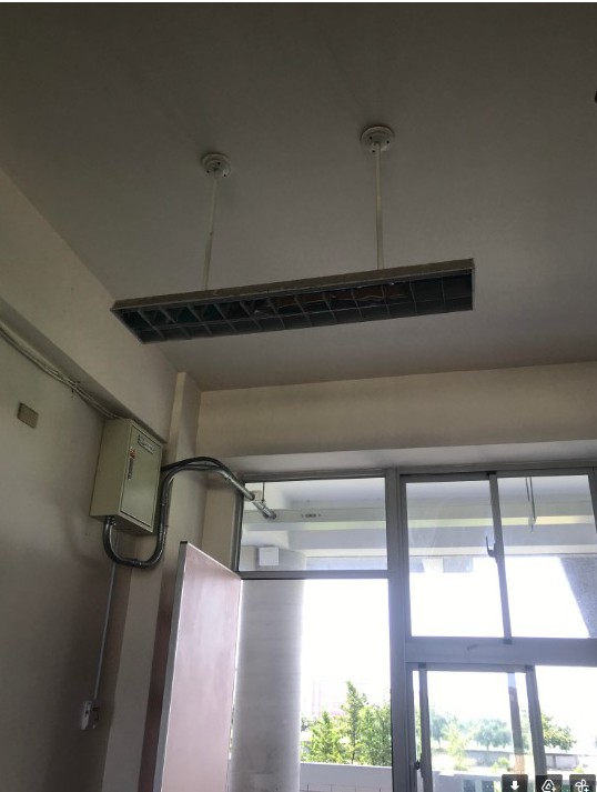 勤學樓2F第4間教室的燈罩有問題
