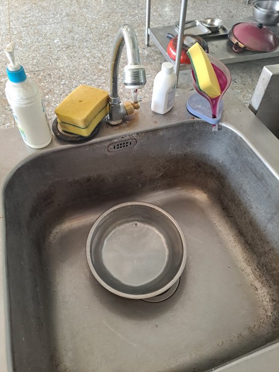 中餐教室水龍頭滴水