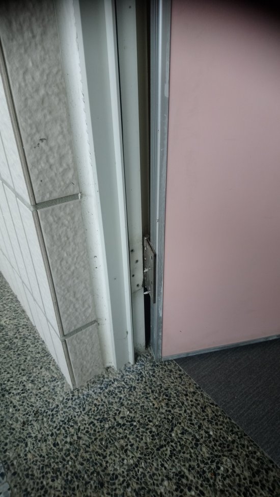 前門下方門拴螺絲鬆脫