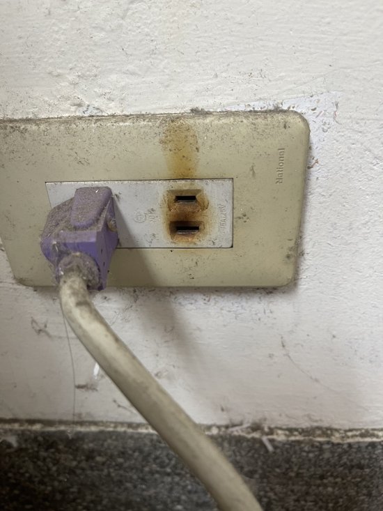 教務處飲水機電源插頭過熱