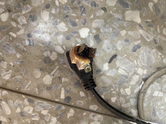 教務處飲水機電源插頭過熱