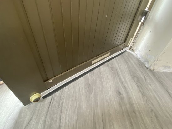 請事務組依需求數量採購門縫膠條，並請工友協助裝設施工。