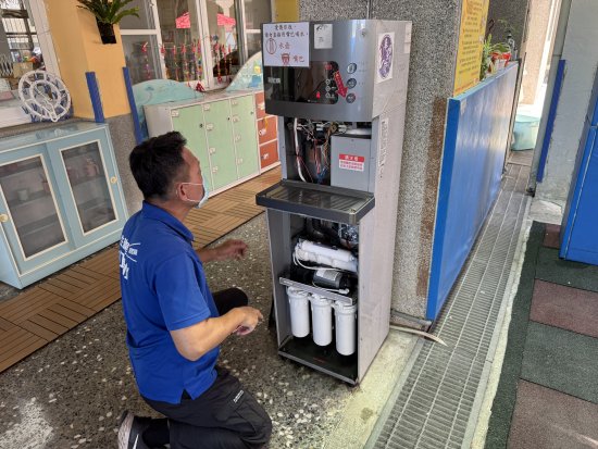 1.4/21立即通知廠商
2.4/22廠商到校巡檢，發現飲水機馬達故障，需更換馬達。
3.4/22請廠商立即更換，漏水問題修復。