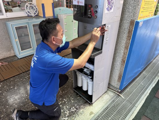 1.4/21立即通知廠商
2.4/22廠商到校巡檢，發現飲水機馬達故障，需更換馬達。
3.4/22請廠商立即更換，漏水問題修復。