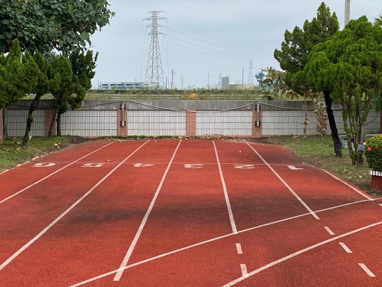 請派人清除操場跑道的起跑點二側的雜草和汙土，謝謝。