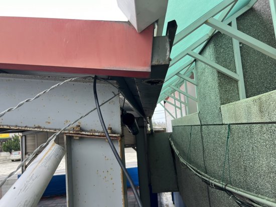 後棟天溝排水管損壞