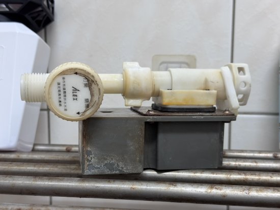 活動中心無障礙廁所馬桶故障(漏水)