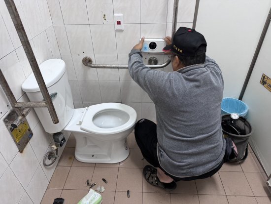 活動中心無障礙廁所馬桶故障(漏水)