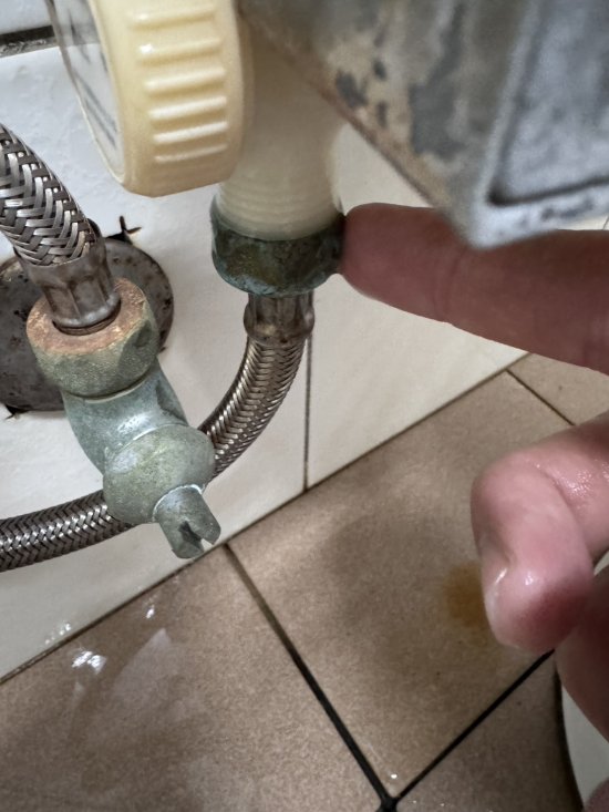 活動中心無障礙廁所馬桶故障(漏水)