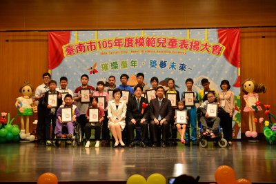 賴市長與得獎學生大合照.jpg