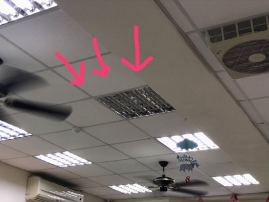 企鵝班教室4支天花板電燈損壞 (*ﾟдﾟﾉ)ﾉ