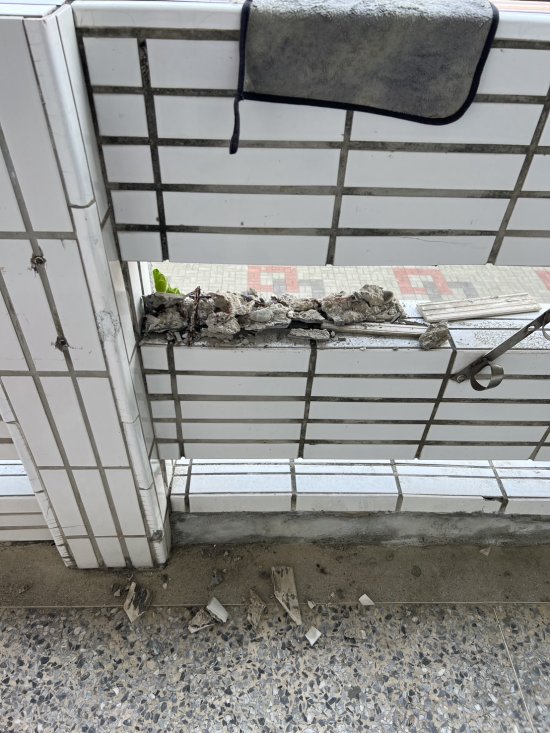 206走廊前的欄杆水泥崩塌