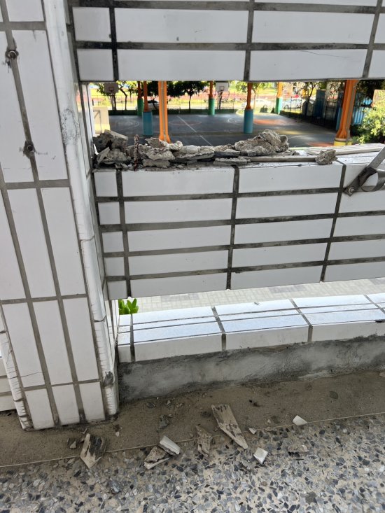 206走廊前的欄杆水泥崩塌