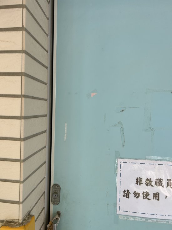 幼兒園教師廁所的門外側需要加鎖
