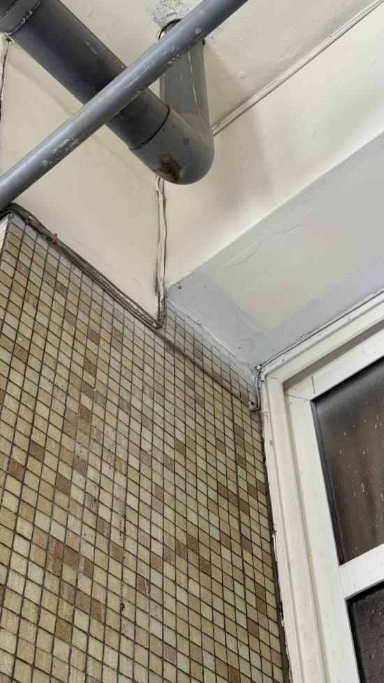 401外的練琴室鞋櫃上方的水管漏水