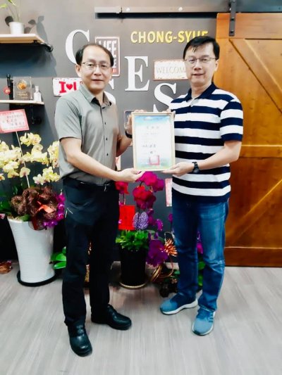 洪榮進校長致贈感謝狀給後援會陳會長.jpg