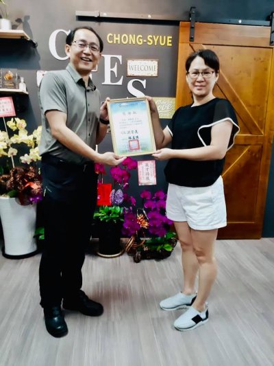 洪榮進校長致贈感謝狀給後援會總務.jpg