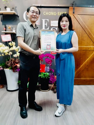 洪榮進校長致贈感謝狀給後援會總幹事.jpg
