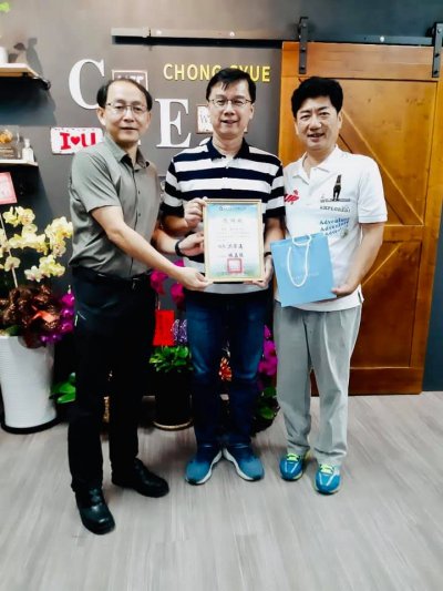 洪榮進校長郭育志會長致贈感謝狀給後援會陳會長.jpg