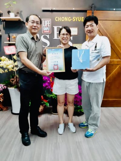 洪榮進校長郭育志會長致贈感謝狀給後援會總務.jpg