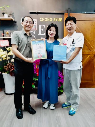 洪榮進校長郭育志會長致贈感謝狀給後援會總幹事.jpg