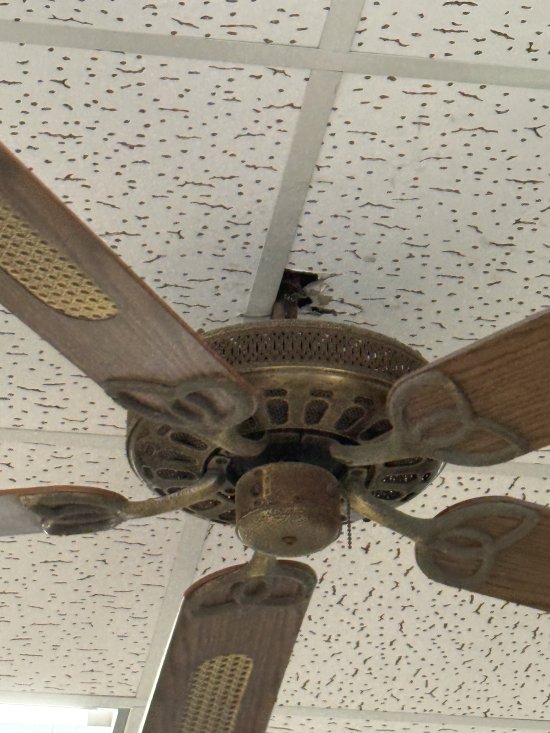 127教室電風扇發出怪聲以及破洞