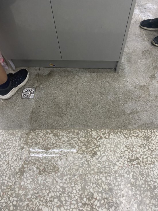 工作台水管漏水