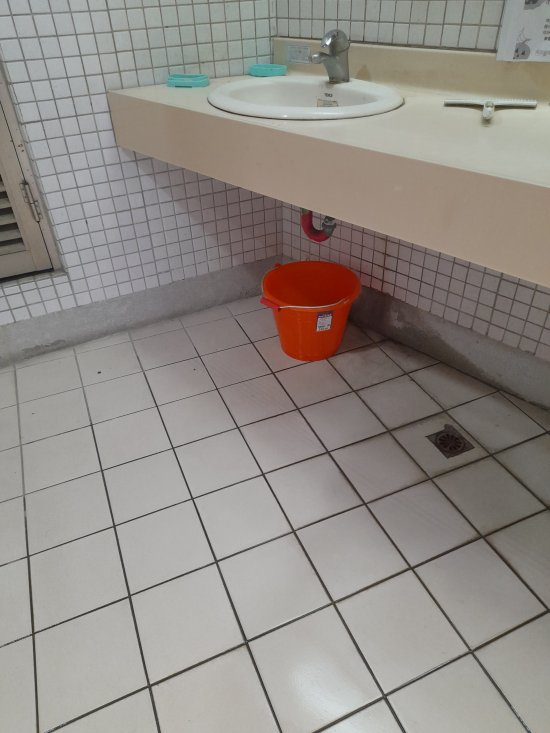 A棟一樓女廁洗手台水管滴水