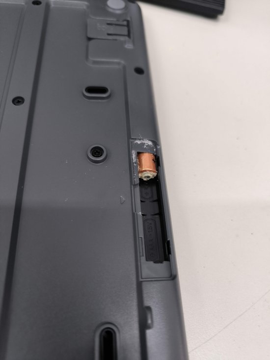 E3電腦鍵盤電池漏液