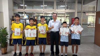 108年市長盃武術錦標賽五位小將出賽成果豐碩，拿下七金三銀的佳績，王宏寶校長特別表揚並合影留念.jpg