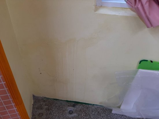 幼兒園寢室牆面裂縫滲水