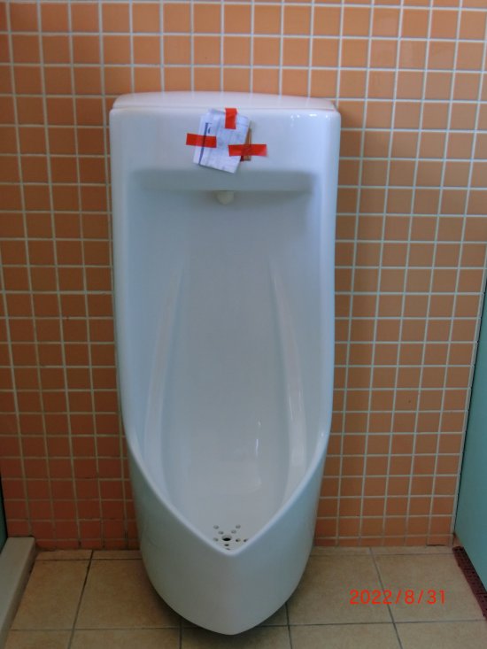 幼兒園廁所小便斗故障