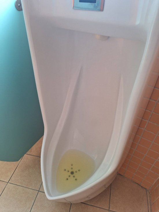 幼兒園廁所小便斗故障