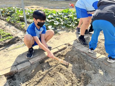 學生整地2.jpg