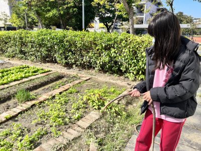 學生澆灌2.jpg