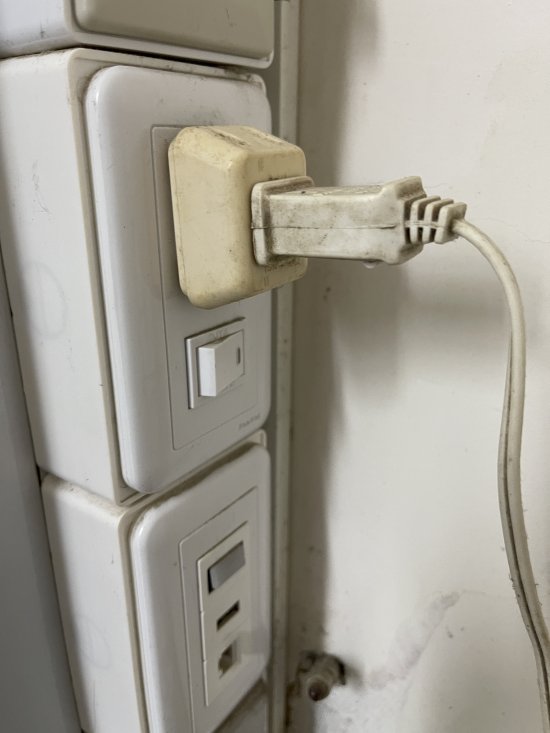 1.黑板右側有電源開關，需先開啟才能使用大電視
2.教學用電腦已更新還原
3.滑鼠檢查後可正常使用