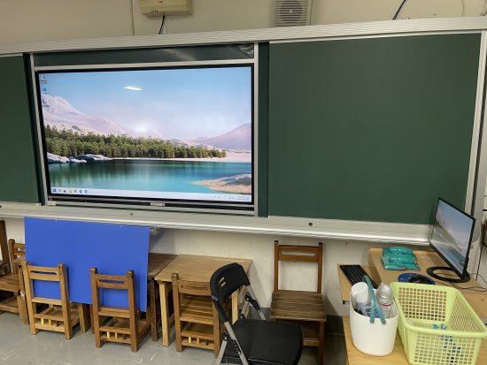 1.黑板右側有電源開關，需先開啟才能使用大電視
2.教學用電腦已更新還原
3.滑鼠檢查後可正常使用