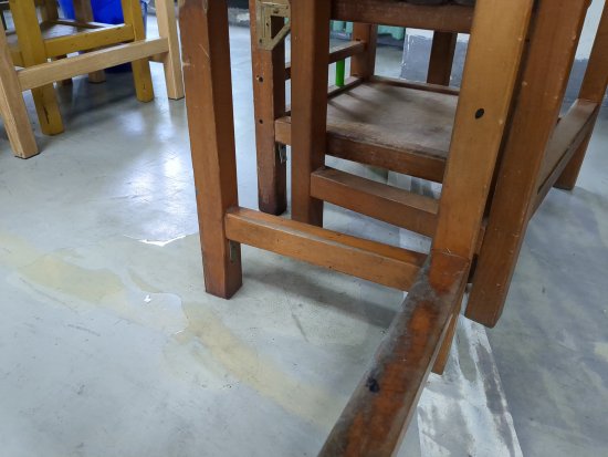 教室內不明原因漏水